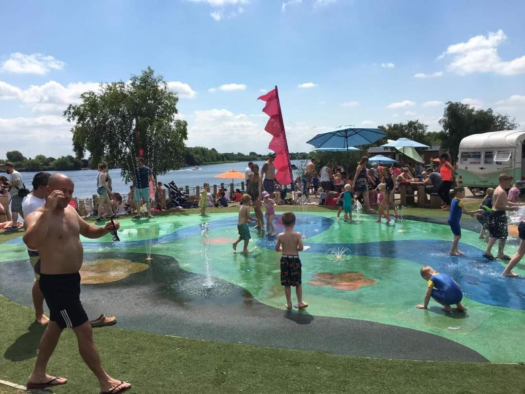 Living Easy Staycations At Tattershall Lakes 외부 사진